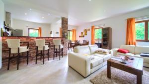 Villa Tara with beautiful heated pool by Villas Gu