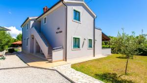 Villa Tara with beautiful heated pool by Villas Gu