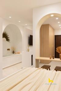 Relaxing Baths & Fireplace Nights Near Acropolis