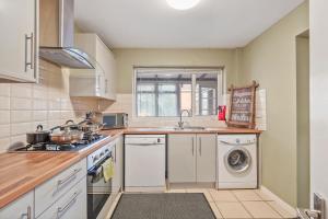 Elegant 4 Bed House - Parking and Garden -Sleeps 8