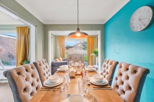 Elegant 4 Bed House - Parking and Garden -Sleeps 8