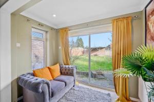 Elegant 4 Bed House - Parking and Garden -Sleeps 8