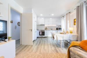 Elegant 2 Bedrooms Apartment with Balconies in Lisbon