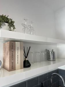 Bright & Modern Studio Central WV1 Appt 12