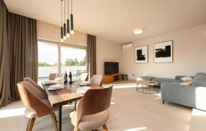 Gorgeous Home In Zaton