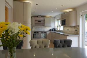 Spacious 4 Bed House - Sleeps 8