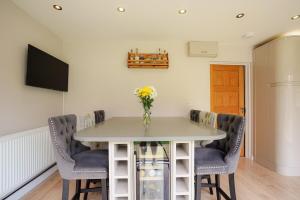 Spacious 4 Bed House - Sleeps 8