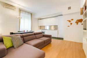 Micols Place, bright apt 2 rooms, 2 toilets, near metro, 80 mq