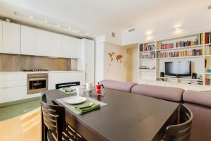 Micols Place, bright apt 2 rooms, 2 toilets, near metro, 80 mq