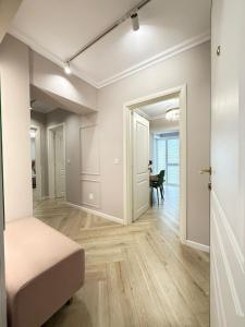 Pink Story by Glam Apartments Airport Area