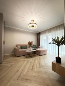 Pink Story by Glam Apartments Airport Area