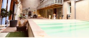 luxueuse villa -Parking- piscine -espace de jeux- avec 6 suites avec SDB