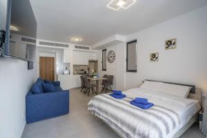Seaview Suite49 steps to Mackenzie Beach Larnaca