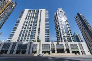 Stunning Skyline Views and Prime Walkable Location