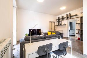 Large and bright, a stones throw from Trastevere
