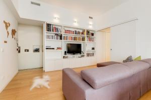 Micols Place, bright apt 2 rooms, 2 toilets, near metro, 80 mq