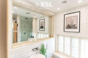 Charming Cottage 3-Bedrooms Sleeps 8 & Hot Tub