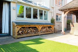 Charming Cottage 3-Bedrooms Sleeps 8 & Hot Tub