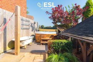 Charming Cottage 3-Bedrooms Sleeps 8 & Hot Tub