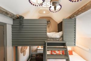 Charming Cottage 3-Bedrooms Sleeps 8 & Hot Tub