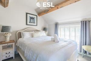 Charming Cottage 3-Bedrooms Sleeps 8 & Hot Tub