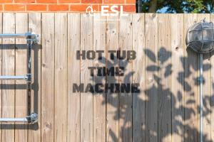 Charming Cottage 3-Bedrooms Sleeps 8 & Hot Tub