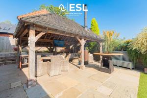 Charming Cottage 3-Bedrooms Sleeps 8 & Hot Tub