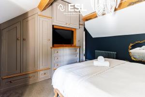 Charming Cottage 3-Bedrooms Sleeps 8 & Hot Tub