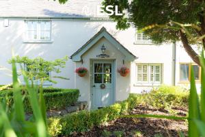 Charming Cottage 3-Bedrooms Sleeps 8 & Hot Tub