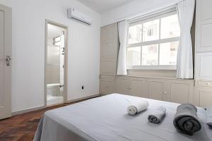 Apto 4Q grande, bem localizado!