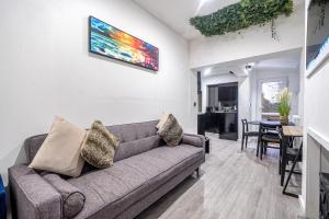 Entire Cardiff townhouse for groups & families