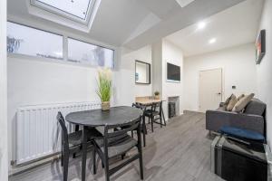 Central Cardiff townhouse for groups & families