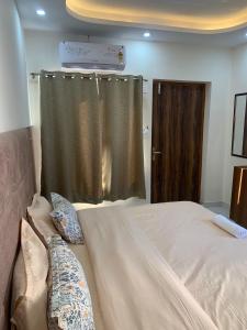 The BoHomes - Peaceful Rooms with Mountain View located in Upper Tapovan