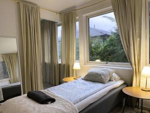 Workers Apartment - 4BR - 8 Beds - TV in every room - Parking