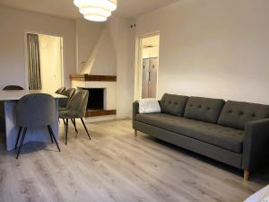 Workers Apartment - 4BR - 8 Beds - TV in every room - Parking