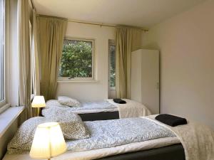 Workers Apartment - 4BR - 8 Beds - TV in every room - Parking