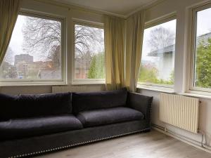 Workers Apartment - 4BR - 8 Beds - TV in every room - Parking