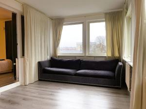 Workers Apartment - 4BR - 8 Beds - TV in every room - Parking