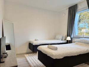 Workers Apartment - 3 BR - 7 Beds - TV in each room - Parking