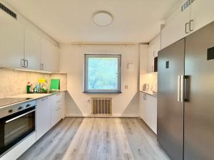 Workers Apartment - 3 BR - 7 Beds - TV in each room - Parking