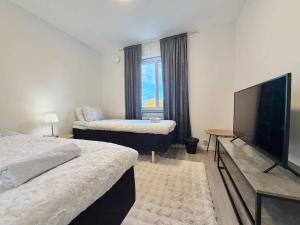 Workers Apartment - 3 BR - 7 Beds - TV in each room - Parking