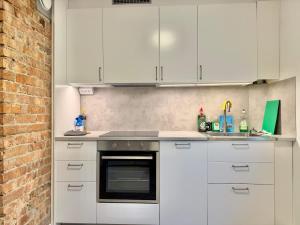 Workers Apartment - 3 BR - 7 Beds - TV in each room - Parking