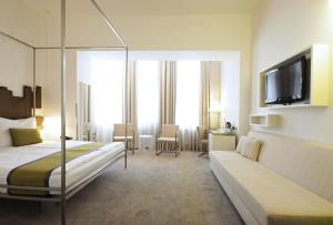 Superior Quadruple Room room in Pure White