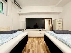 Workers Flat - 2 Beds - Free Parking - Near Volvo