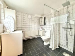 Workers Flat - 2 Beds - Free Parking - Near Volvo