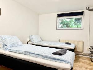 Workers Flat - 2 Beds - Free Parking - Near Volvo