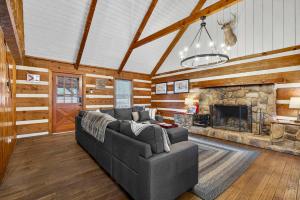 Riverfront w Hot Tub Game Room Fire Pit & More