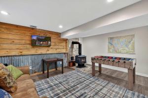 Riverfront w Hot Tub Game Room Fire Pit & More