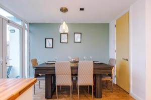 Stylish House in Manchester with Pool Table