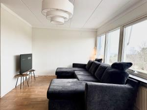 Workers Villa - 9 Beds - 2 Bath - Parking